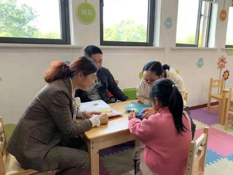 人大代表为弱势群体当好‘助困员’——教育咨询点亮希望之光